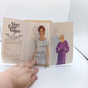 UNCUT Vintage Sewing PATTERN Vogue 7289, Very Easy Ladies 1979 Dress or Top Skir